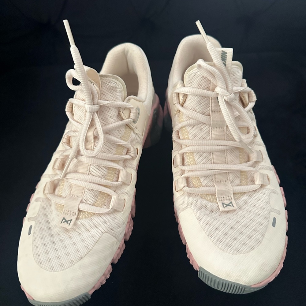 Nike METCON Women's Sneakers in Cream and Pink - Picture 4 of 6